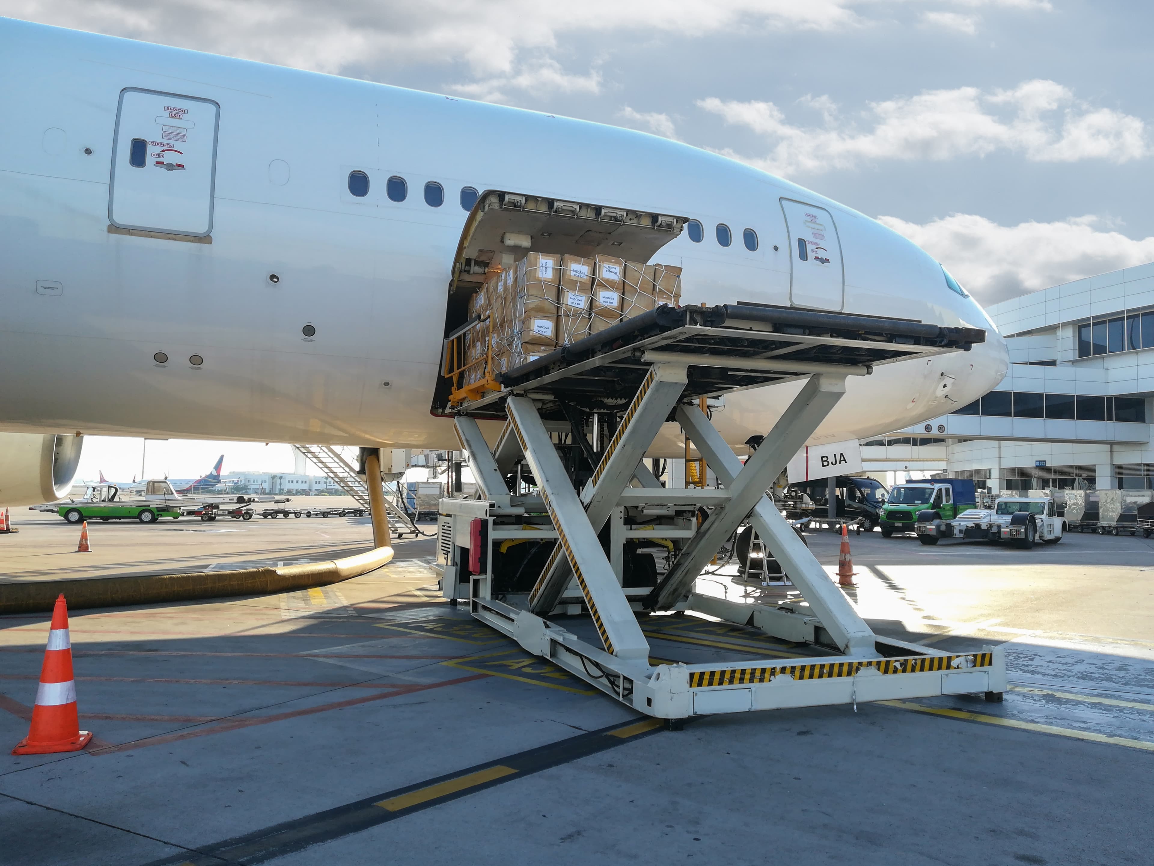 Air Cargo Handling Flughafen Zürich ZRH - Vector Logistics Import Service Fracht West
